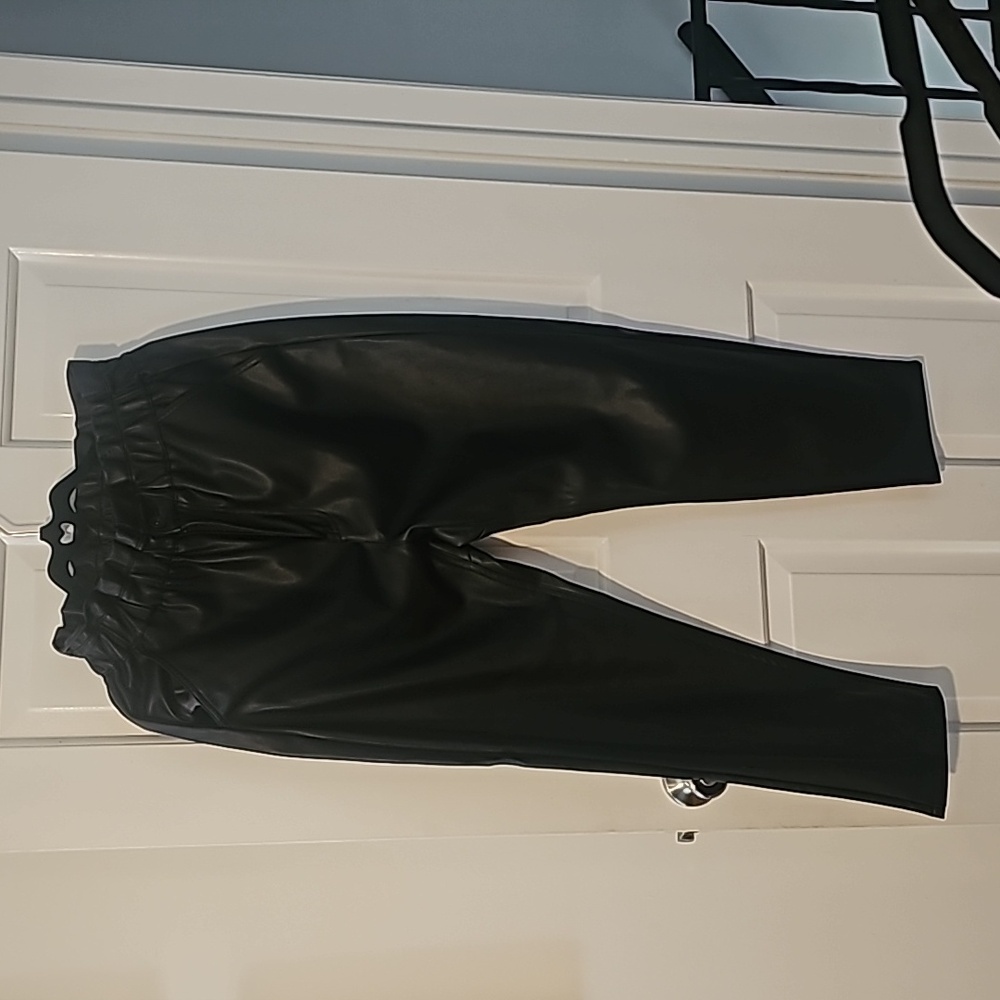 Like new Ladies Black Faux Leather Zara crop pants!